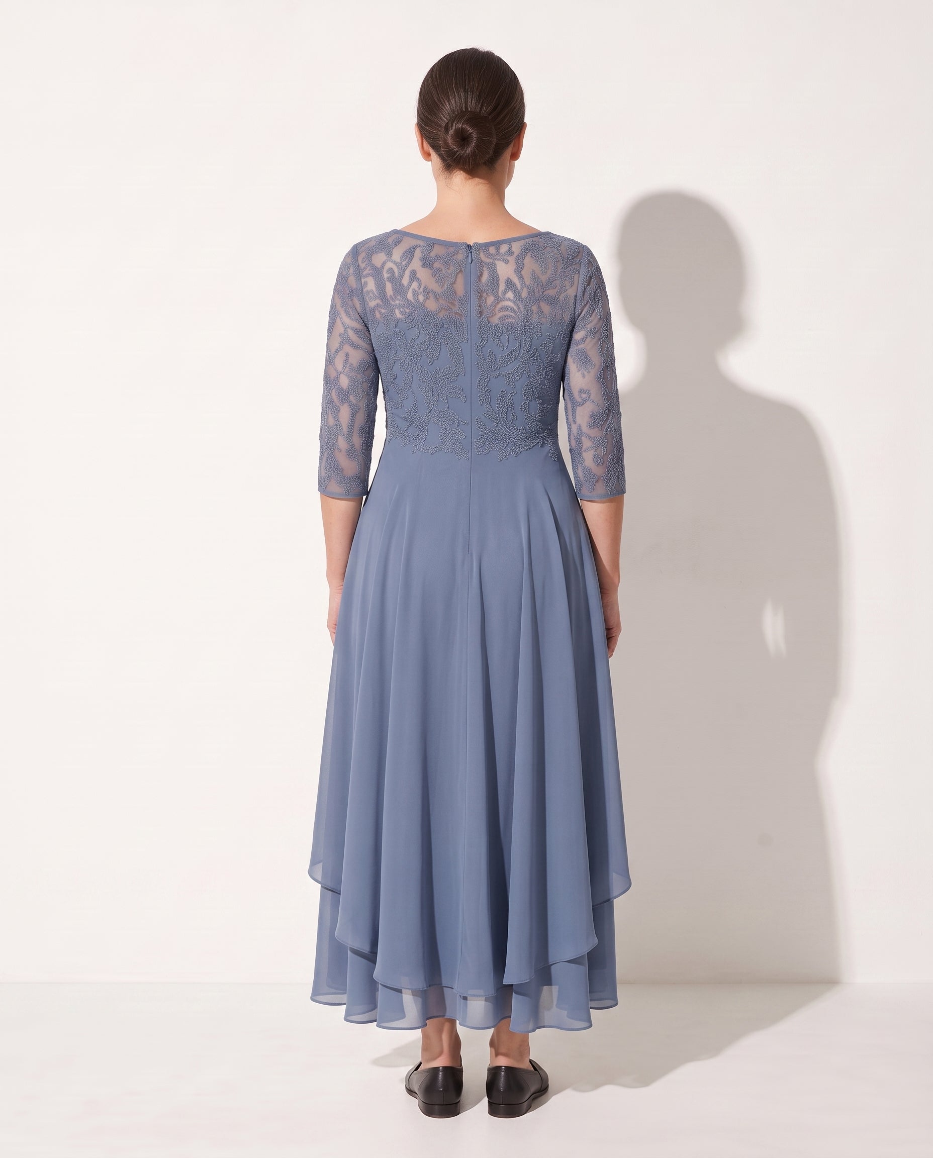 Eloise | Embroidered Lace Midi Wedding Guest Dress — achterkant