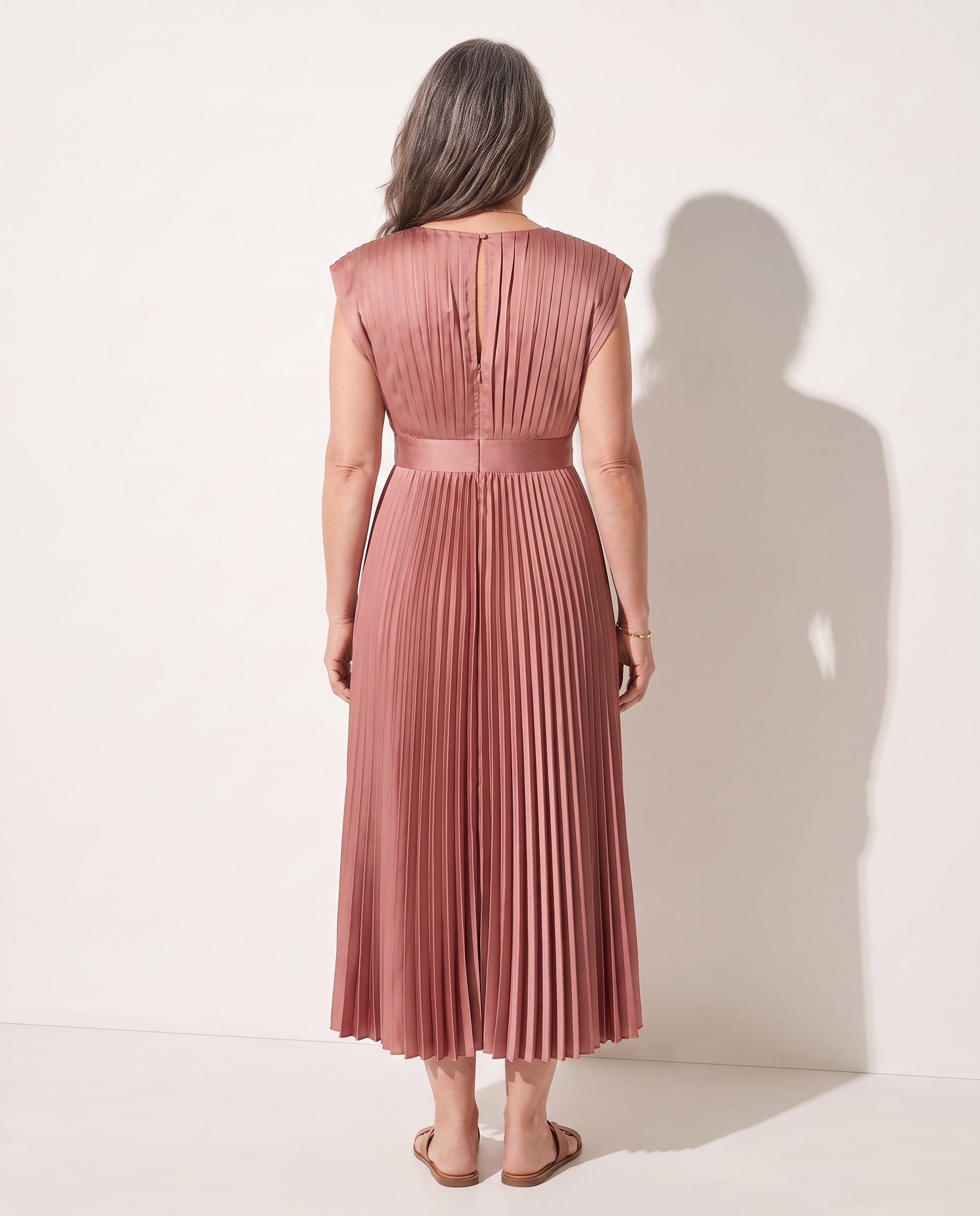 Philippa | Long Sleeve V-Neck Pleated Midi Wedding Guest Dress — achterkant