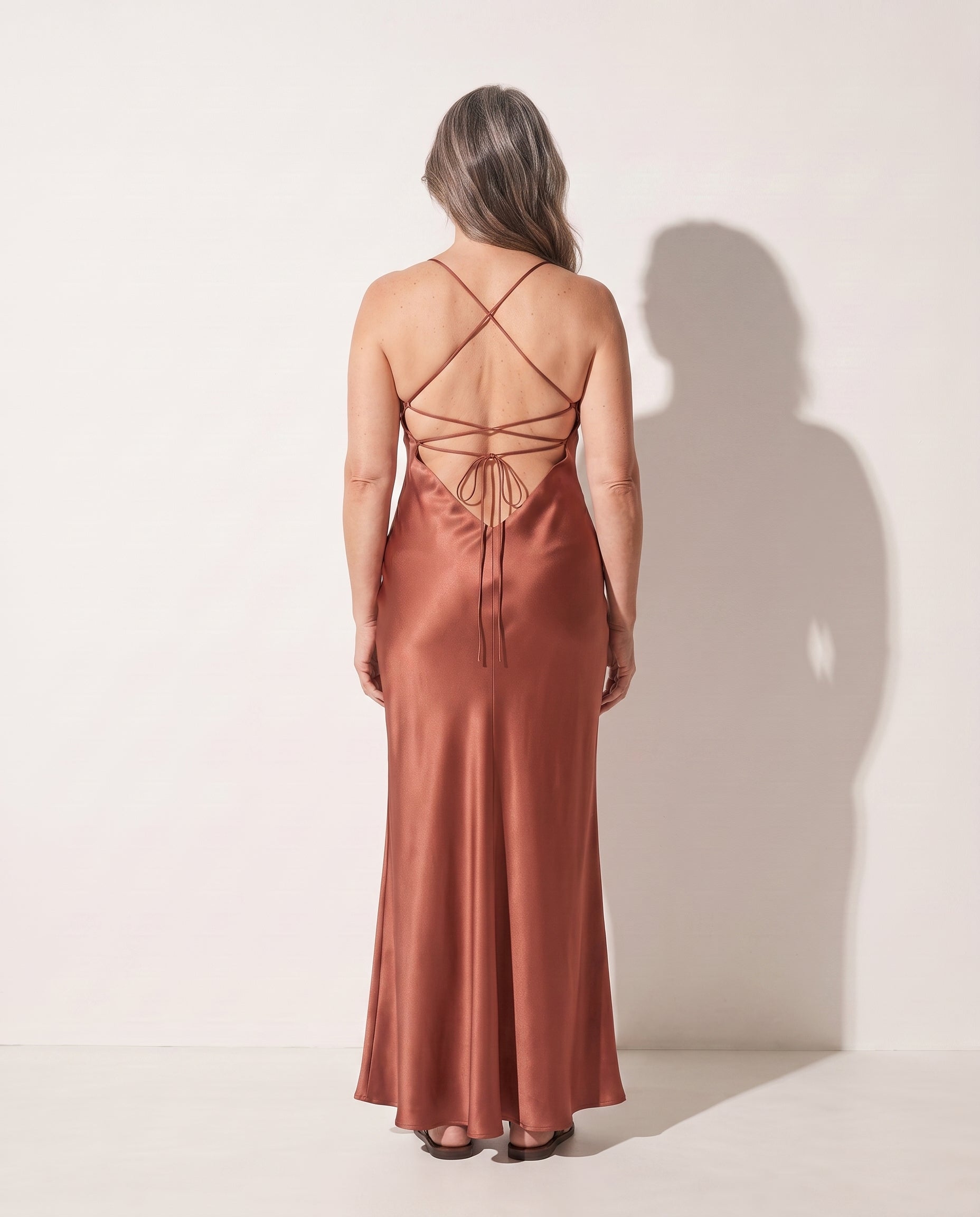 Evangeline | Black Satin Open Back Evening Dress — achterkant