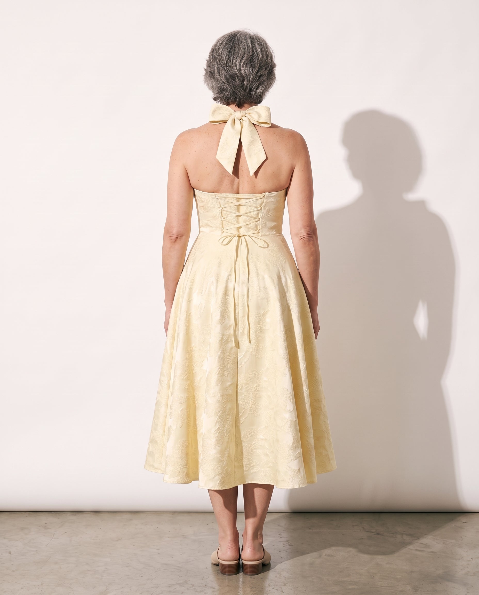 Arabella | Velvet Plunge Halter Midi Dress — achterkant