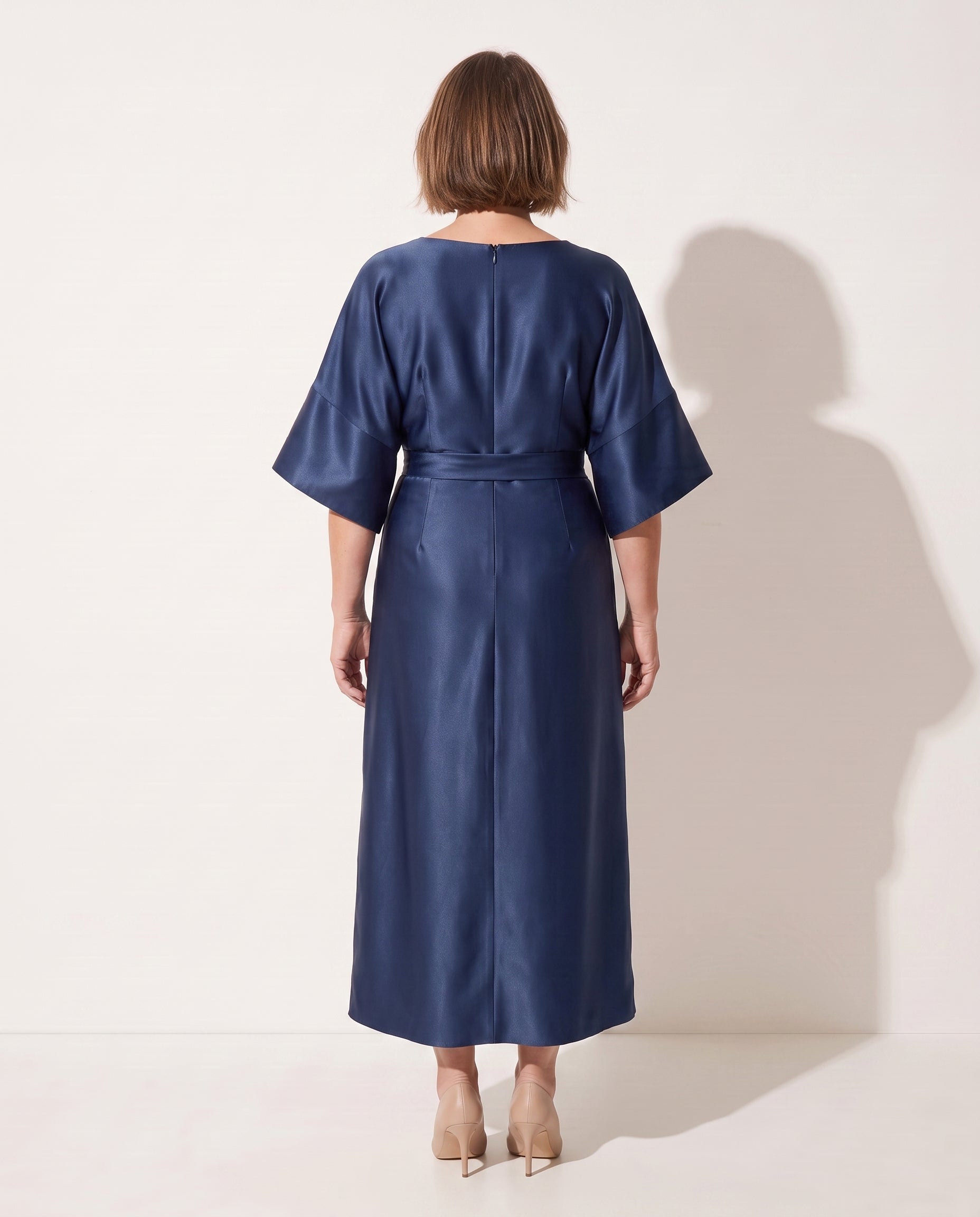 Quintessa | Satin Brooch Midi Dress Kimono Sleeve — achterkant