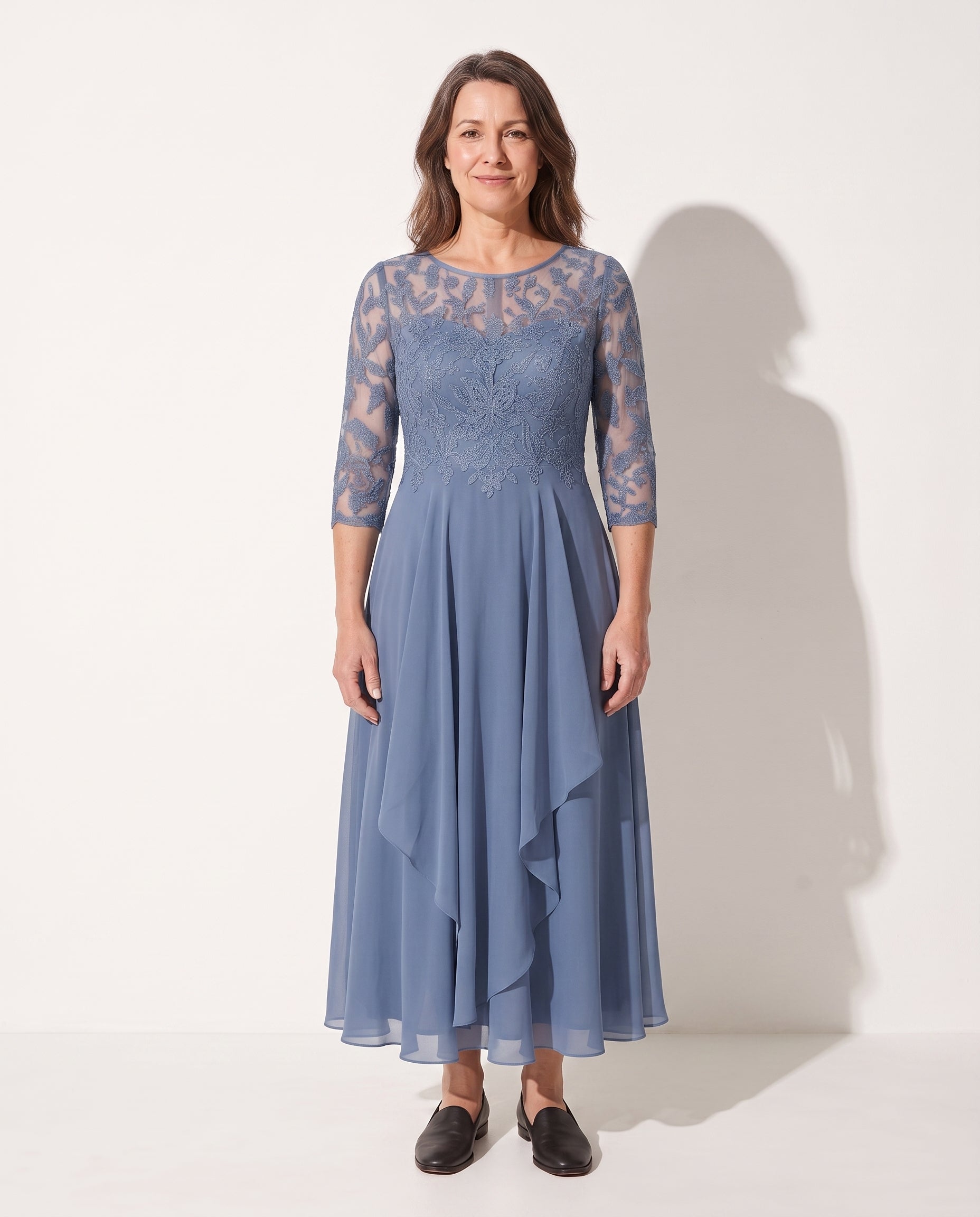 Eloise | Embroidered Lace Midi Wedding Guest Dress — voorkant