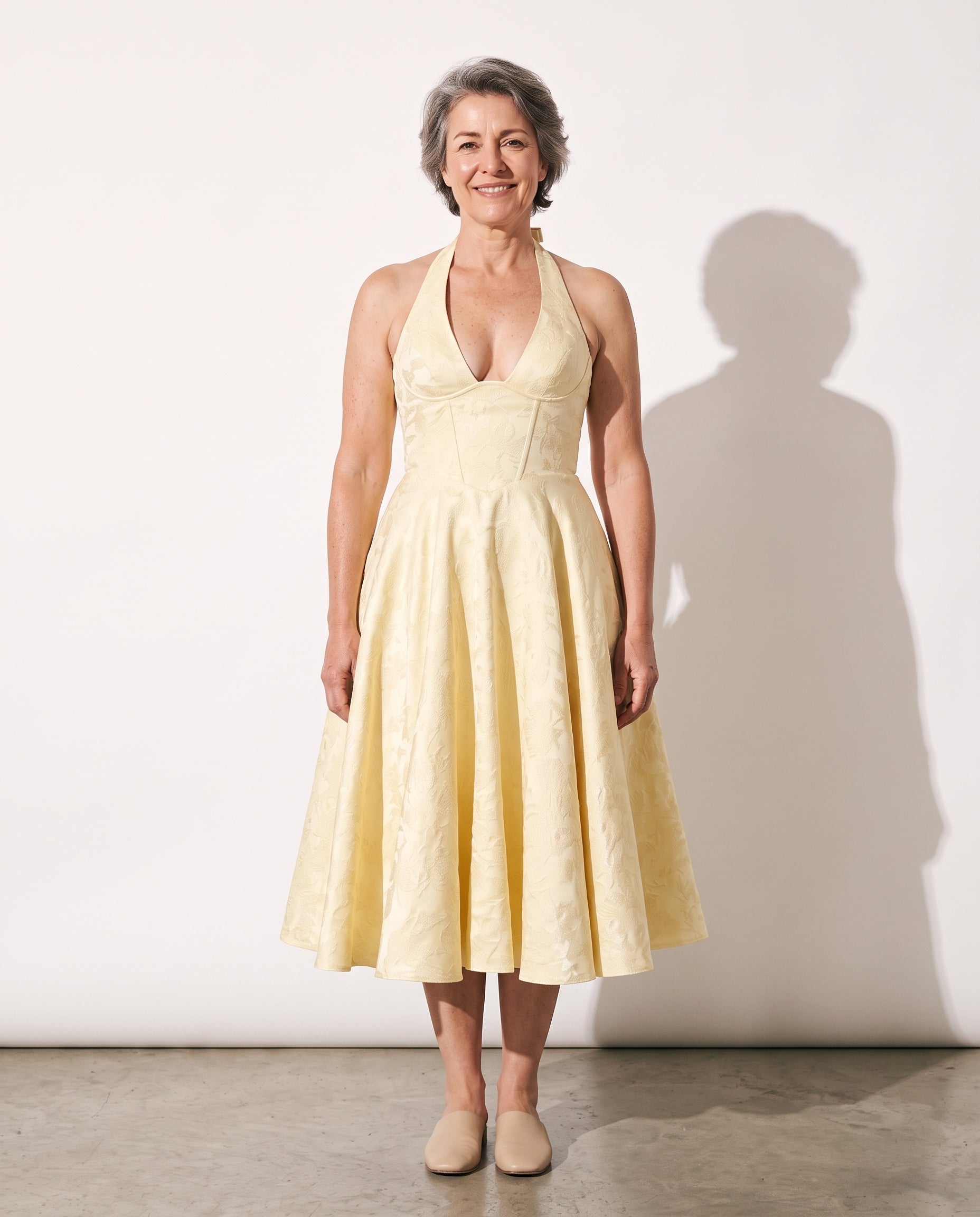 Arabella | Velvet Plunge Halter Midi Dress — voorkant