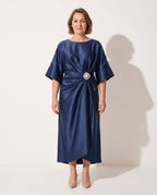 Quintessa | Satin Brooch Midi Dress Kimono Sleeve — voorkant