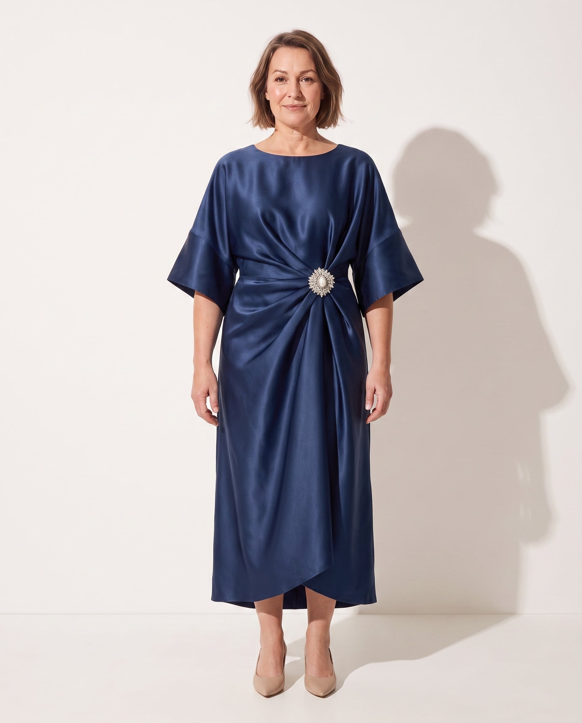 Quintessa | Satin Brooch Midi Dress Kimono Sleeve — voorkant